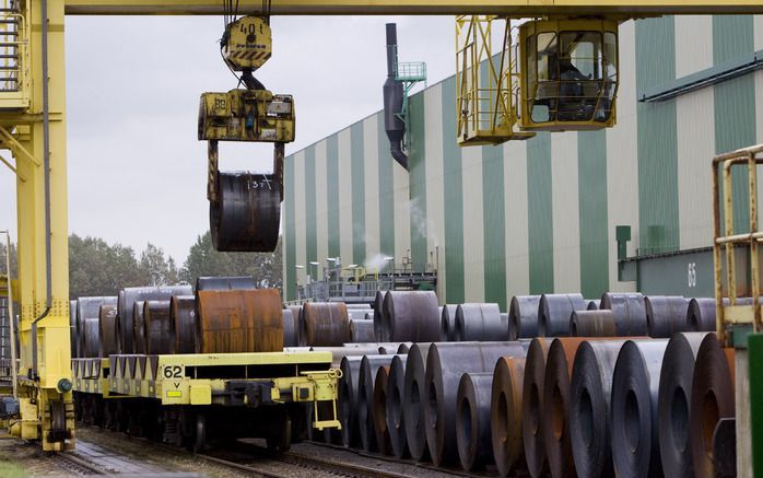 Corus verwacht 672 miljoen euro te besparen door de invoer van werktijdverkorting en productiebeperkingen. Foto ANP