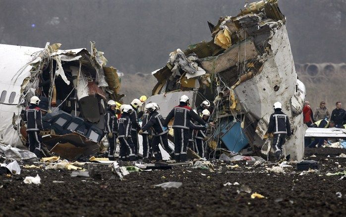 Het vliegtuig van Turkish Airlines ligt woensdag in drie stukken gebroken in een weiland bij Schiphol. Foto ANP