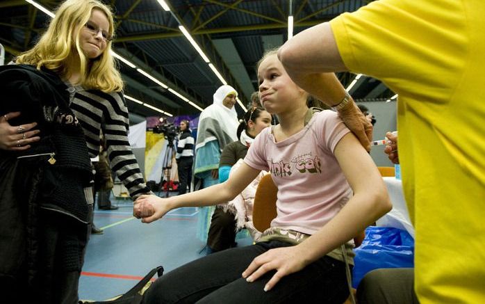 EINDHOVEN - Voor de prik tegen baarmoederhalskanker is maandag 75 procent van de meisjes komen opdagen. Foto ANP