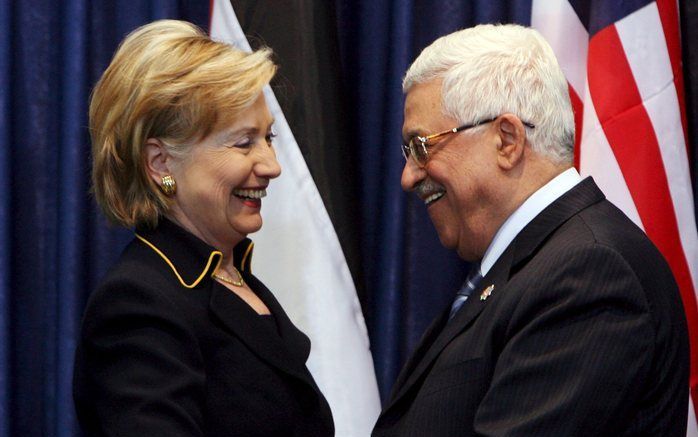 RAMALLAH – De Amerikaanse regering zal pas samenwerken met de radicaalislamitische Palestijnse beweging Hamas als die de staat Israël erkent en geweld afzweert. Dat heeft de Amerikaanse minister van Buitenlandse Zaken Hillary Clinton woensdag gezegd tegen