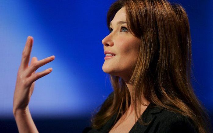 PARIJS – De Franse first lady Carla Bruni wil graag een kind met haar man, de Franse president Nicolas Sarkozy. Mocht het niet op de natuurlijke manier lukken, dan wil de 41-jarige Bruni graag een kindje adopteren. Foto ANP