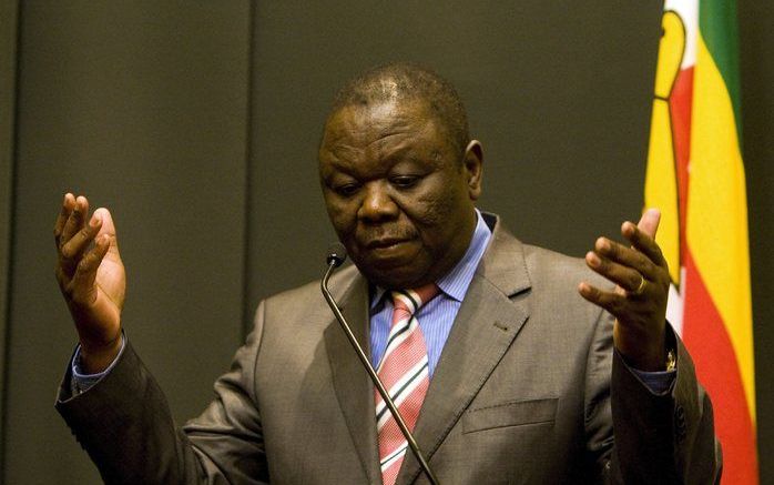 HARARE – De premier van Zimbabwe, Morgan Tsvangirai, heeft woensdag de internationale gemeenschap opgeroepen sancties tegen het land te beëindigen. Tsvangirai zit sinds enkele weken in een eenheidsregering met de dictatoriale president Robert Mugabe. Foto