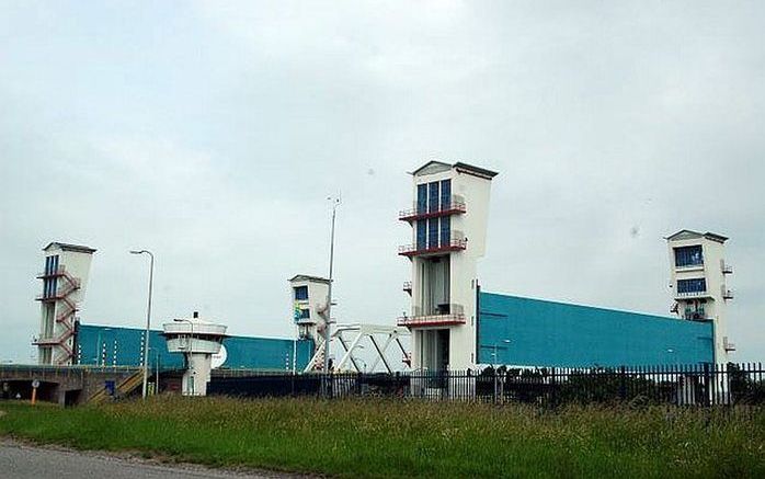 De Algerabrug bij Krimpen aan den IJssel, gelegen tussen de stormvloedkering in de Hollandsche IJssel. De brug hoeft deze zomer minder lang dicht voor onderhoud. Over de aanvankelijke afsluitingsplannen ontstond vorig jaar veel commotie. Foto RD