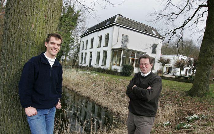 Een plek om op adem te komen. Een voormalige herenboerderij in Eck en Wiel, tussen de landerijen in de Betuwe, doet dienst als onderkomen van de stichting l’Abri. Foto: de twee leidinggevenden van l’Abri in Nederland, Henk Reitsema (l.) en Wim Rietkerk. F