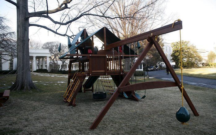 De twee dochters van de Amerikaanse president Barack Obama, Sasha (7) en Malia (10), zijn door hun ouders verrast met een speeltuin. De twee kinderen waren er dolblij mee, berichtten Amerikaanse media donderdag. Het gaat om onder meer een klimrek en een g