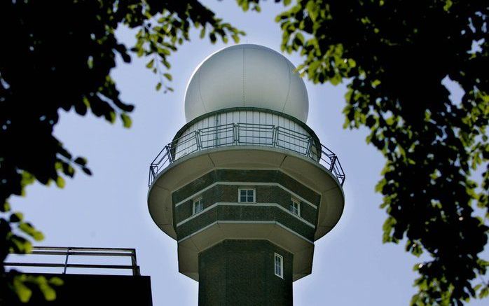 De karakteristieke witte bol van het KNMI in De Bilt. Foto ANP