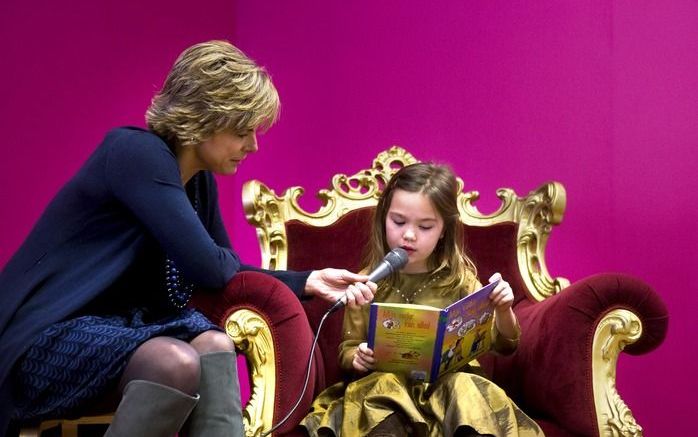 TILBURG – Prinses Laurentien wordt voorgelezen door de zesjarige Lola. De prinses opende gisteren in Tilburg de expositie ”LeeS” in het Scryption, museum voor schriftelijke communicatie. Het is een interactieve tentoonstelling over leren lezen. Foto ANP