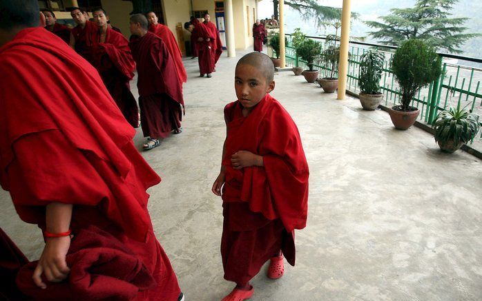 DAOFU – Pantserwagens en busladingen politietroepen rijden over de bochtige bergwegen in de Tibetaanse Autonome Regio en aangrenzende gebieden. Internet kan in sommige plaatsen in Tibet niet langer worden geactiveerd. Foto EPA