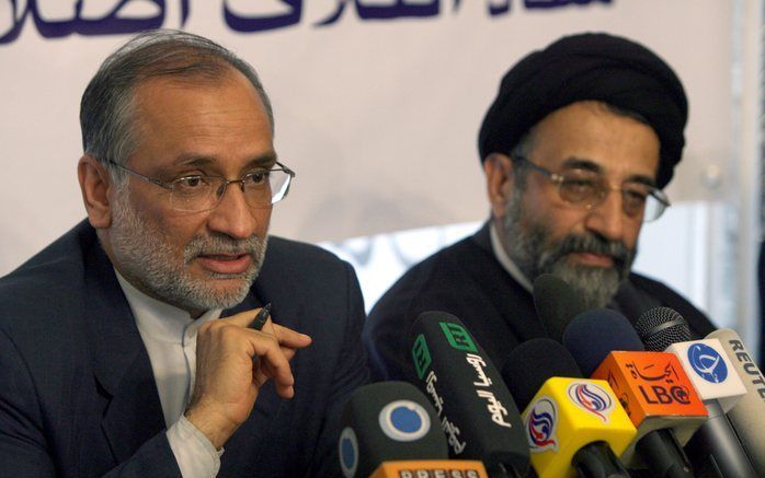 TEHERAN - Mousavi (L) heeft zich kandidaat gesteld voor de presidentsverkiezingen van juni. Foto EPA