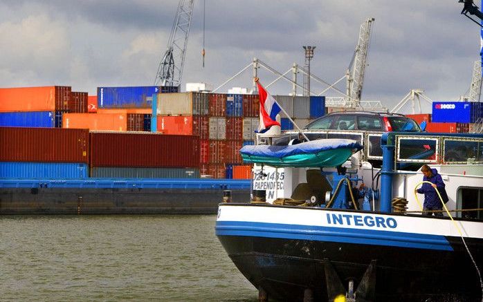 ROTTERDAM - Een schip voor anker in de haven van Rotterdam. Foto ANP