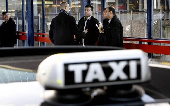 De nieuwe tarieven voor taxi’s zijn volgens staatssecretaris Huizinga van Verkeer en Waterstaat een succes. Klanten weten vooraf beter wat een ritje gaat kosten en bovendien is de gemiddelde ritprijs gedaald. Dat heeft de bewindsvrouw woensdag gezegd. Fot