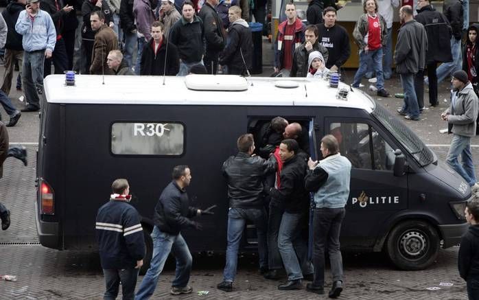 De Tweede Kamer wil dat politie en justitie snel kunnen ingrijpen als geweld door hooligans of vandalen dreigt. CDA, PvdA en VVD hebben woensdag een voorstel ingediend dat de voorbereiding van openlijke geweldpleging strafbaar stelt. Foto ANP