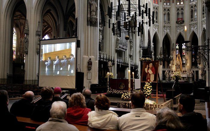 EINDHOVEN – Het uitzenden van kerkdiensten met videobeelden via internet staat aan de vooravond van een doorbraak. „Binnen vijf jaar zullen honderden gemeenten hun kerkdiensten met beelden via internet kunnen uitzenden”, aldus Johan van der Stoel, directe