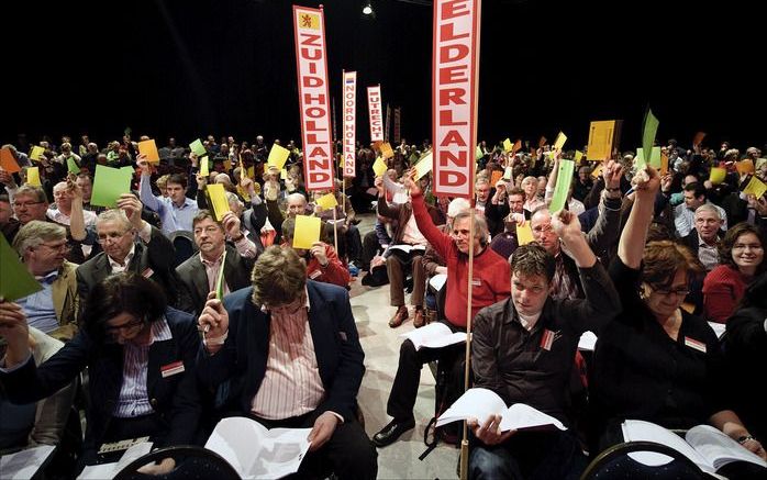 UTRECHT - Leden van de PvdA tijdens een stemming, zaterdagmorgen in Utrecht op de eerste dag van het congres van de partij. Foto ANP