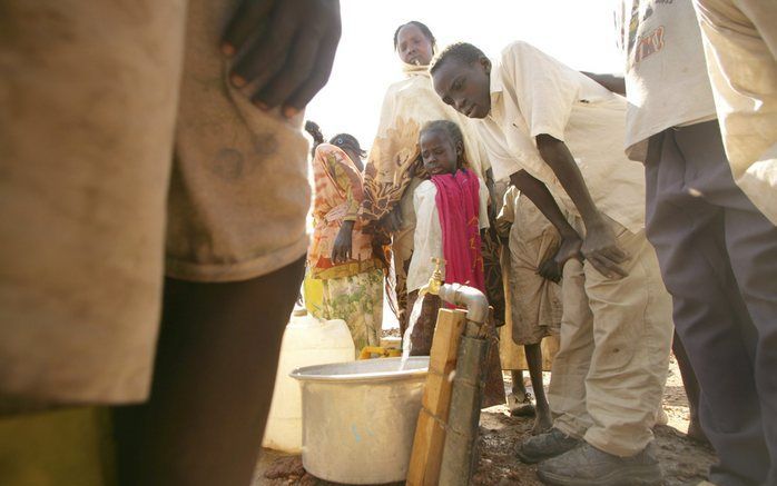 Sudanezen bij een watertappunt. Foto EPA