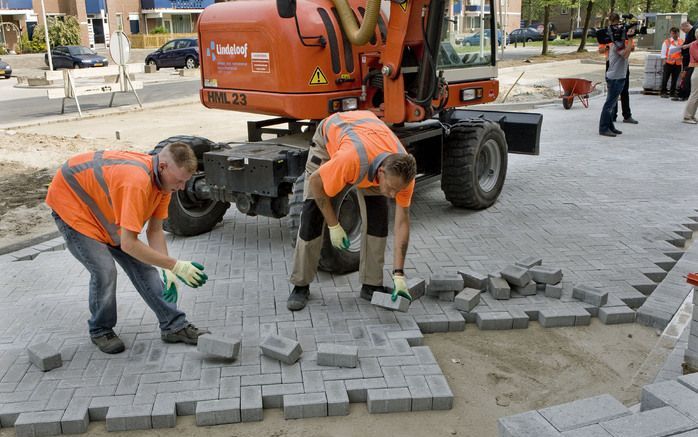 ROTTERDAM - Het werk van stratenmakers is vaak onnodig zwaar. De Arbeidsinspectie stuitte vorig jaar bij ruim de helft van de gecontroleerde stratenmakersbedrijven op overtredingen. In negen op de tien gevallen was er sprake van lichamelijke overbelasting