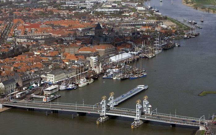 KAMPEN - De binnenstad van Kampen met op de voorgrond de stadsbrug. Foto ANP