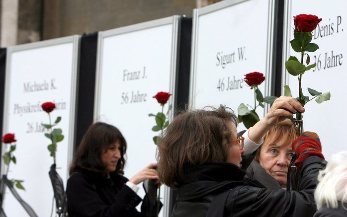 In München brachten vrouwen dinsdag bloemen naar herdenkingszuilen voor de slachtoffers van het bloedbad in Winnenden. De dader, Tim Kretschmer, zou hebben gezegd dat hij het dram „voor de lol” veroorzaakte. Foto EPA