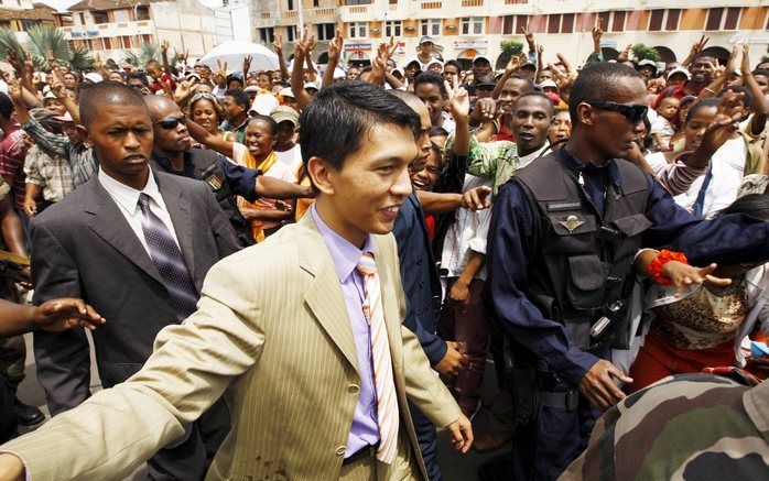 Het Hof van Madgaskar heeft zich gisteren achter de nieuwe leider Andry Rajoelina (m.) geplaatst. Foto EPA