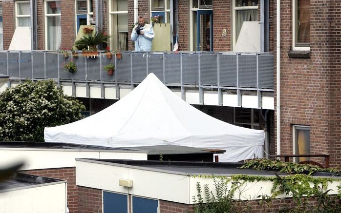 Het gerechtshof in Den Haag kijkt vrijdag naar de zaak-Maasmeisje. Foto: het huis van de vader van het meisje wordt doorzocht. - Foto ANP