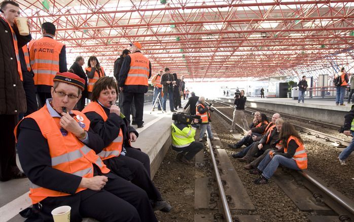 Uit protest tegen het geweld hebben conducteurs en machinisten vrijdagmiddag tussen halfdrie en halfvier op station Almere-Centraal het werk voor een uur neergelegd. Foto ANP