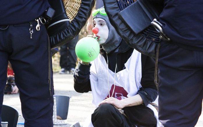 Enige tientallen demonstranten voeren zaterdagmiddag actie bij het terrein van de luchtmacht in Nieuw Milligen. Foto ANP