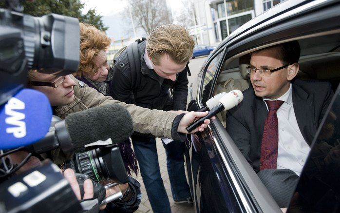 Minister en vice-premier Rouvoet arriveert maandag bij het Catshuis in Den Haag en stopt bij de poort om de pers te woord te staan. Foto ANP