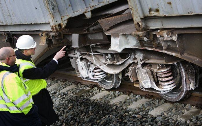 Medewerkers van ProRail bij een goederentrein die gisterochtend bij Utrecht uit het spoor liep. Als gevolg van de ontsporing raakten de rails in het traject tussen Vleuten en Utrecht over een lengte van 5 kilometer zwaar beschadigd. De NS hebben een kraan