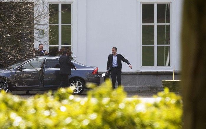 DEN HAAG - Vicepremier Wouter Bos arriveert dinsdag bij het Catshuis in Den Haag. De coalitiepartijen zijn dicht bij een definitief akkoord over een pakket crisis maatregelen tegen de economische crisis. CDA, PvdA en ChristenUnie bespreken dinsdag hun pla