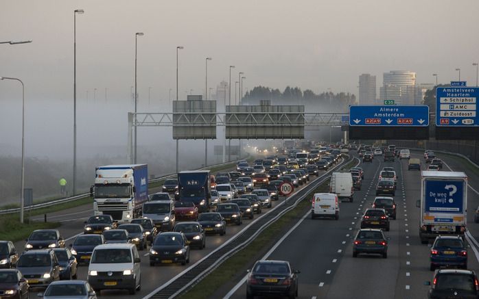 Nu de weersomstandigheden verbeteren, werkt Rijkswaterstaat weer volop aan de wegen. Voor weggebruikers betekent dit dat er meer hinder ontstaat dan de afgelopen maanden. De meeste hinder is voorzien op de A2, meldde Rijkswaterstaat woensdag. Foto ANP