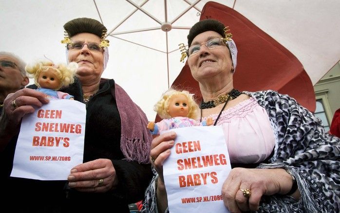 DEN HAAG - Twee Zeeuwse vrouwen demonstreerden op 12 maart samen met leden van de SP en verloskundigen van het Zeeuwse eiland Walcheren op het Plein in Den Haag tegen de fusieplannen van de ziekenhuizen in Goes en Vlissingen. Foto ANP