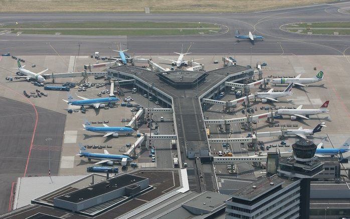 SCHIPHOL – De luchtvaartsector en de reisbranche zijn blij met de aangekondigde afschaffing van de vliegtaks. Er leven ook vragen of de maatregel het gewenste effect heeft: een toename van de passagiersaantallen. Foto RD, Henk Visscher