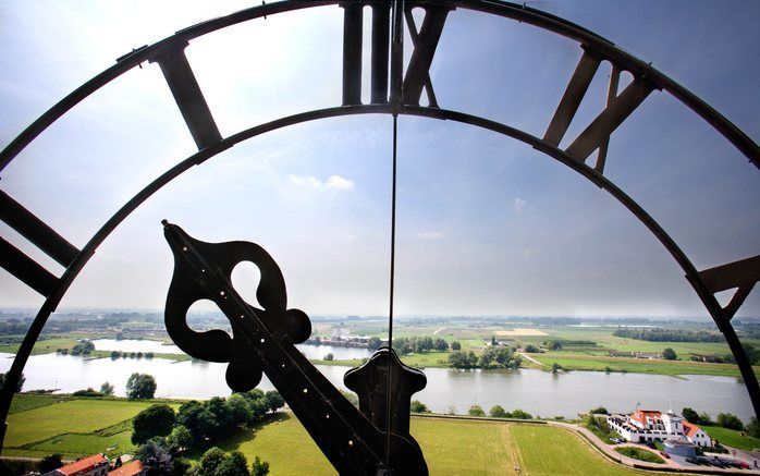 RHENEN – Een doorkijkje richting de Nederrijn en het Betuwse rivierengebied vanachter het uurwerk in de toren van de eeuwenoude Cunerakerk in de Gelderse plaats Rhenen. Ook het uurwerk van deze fraaie kerkklok zal naar aanleiding van de invoering van de z