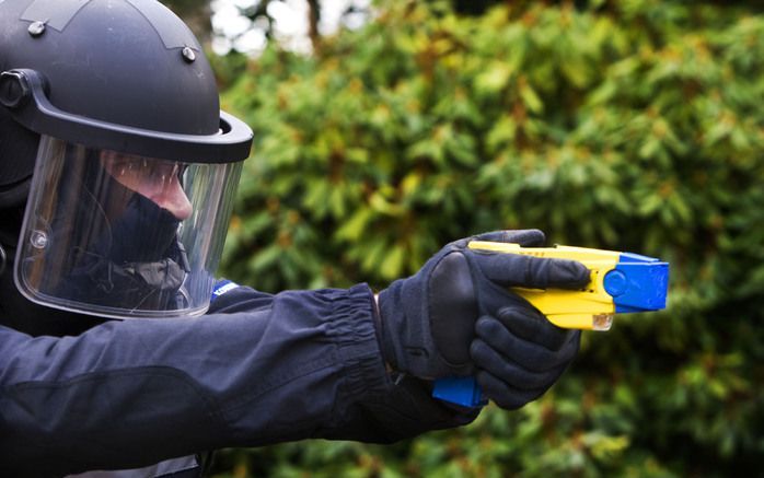 Demonstratie van het stroomstootwapen Taser vrijdag in Soesterberg. Foto's ANP