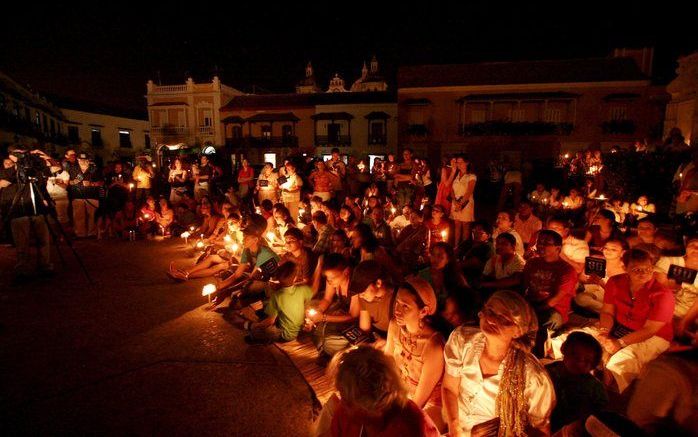 CARTAGENA - Honderden mensen houden kaarsen vast als ze deelnemen aan een wake in een park in Cartagena, Colombia. In duizenden steden over de hele wereld is zaterdag een uur lang het licht uitgegaan. Van half 9 tot half 10 ’s avonds lokale tijd hulden be