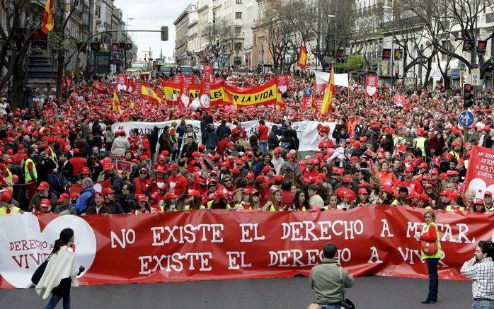 MADRID – Tienduizenden mensen hebben zondag in Madrid betoogd tegen het plan van de regering de abortuswetgeving te versoepelen. De sociaaldemocratische regering van premier José Luis Rodriguez Zapatero wil vrouwen die een abortus ondergaan en artsen die 