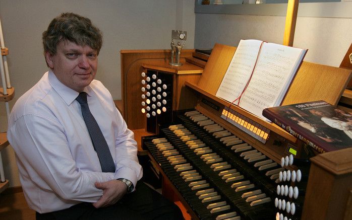 Voor het eerst verschijnt een koraalboek met alle 150 psalmen in twee toonsoorten. Componist van ”Voor de Opperzangmeester” is Cor van Dijk uit Rijssen. „Ik zie mijn boek vooral als een aanvulling op het bestaande repertoire.” Foto RD, Anton Dommerholt.