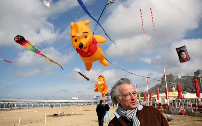 SCHEVENINGEN – Op het Scheveningse strand lieten Afghaanse vliegeraars zaterdag speciaal voor de top over Afghanistan grote vliegers op. Aan kinderen werden bovendien gratis vliegers uitgedeeld. Burgemeester Van Aartsen was ook bij het vliegerfestijn aanw