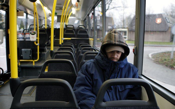 NIEUWEGEIN - De 19-jarige Abdelmallak B. uit Soest is maandag door de rechtbank in Utrecht veroordeeld tot tien maanden cel wegens het zwaar mishandelen van een buschauffeur in Soest. Foto: Een reiziger in een bus in Nieuwegein.- Archieffoto ANP