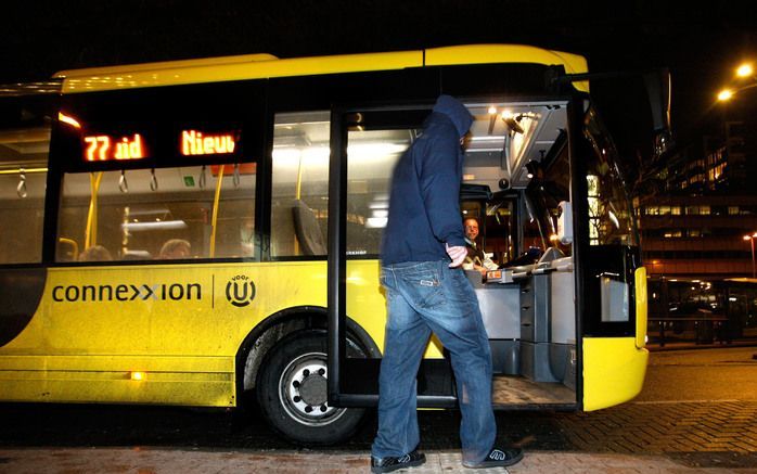 AMSTERDAM – De ministers Ter Horst (Binnenlandse Zaken) en Eurlings (Verkeer) praten deze week met de ov–bedrijven om te bezien om er extra maatregelen nodig zijn voor de veiligheid van het personeel in het openbaar vervoer. Foto ANP