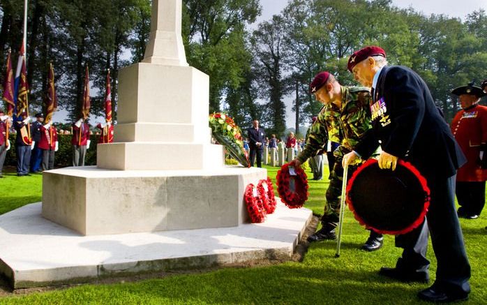 ARNHEM - De 65e herdenking van de Slag om Arnhem kan komende september rekenen op veel belangstelling van veteranen. De foto is van veteranen in Oosterbeek vorig jaar. Foto ANP