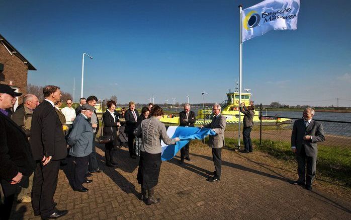 DRONGELEN – De oude vlag van Rijkswaterstaat werd woensdag opgevouwen en vervangen door de nieuwe vlag van de Stichting Maasveren. Rijkswaterstaat droeg woensdag de veerdiensten officieel aan de stichting over, omdat ze niet meer tot de hoofdinfrastructuu