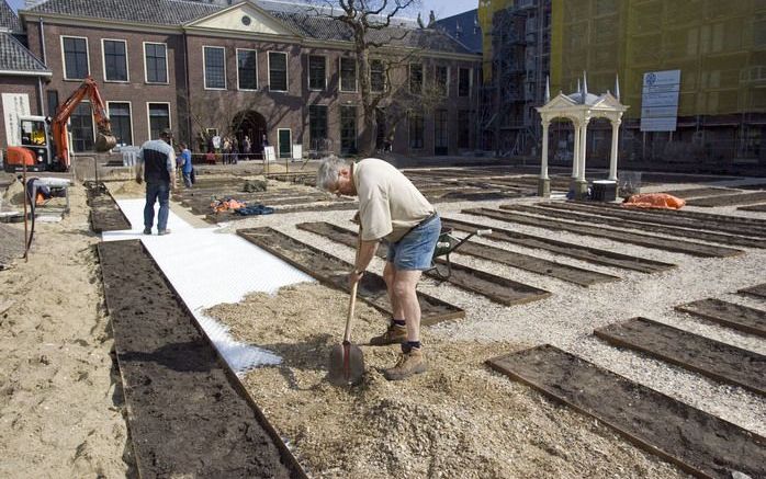 LEIDEN – De anders zo rustige voortuin van de Leidse Hortus Botanicus wordt deze weken stevig op de schop genomen. Er wordt plaats gemaakt voor het authentieke ontwerp van de Hortus, zoals opgesteld door Carolus Clusius, de eerste prefect van de academisc