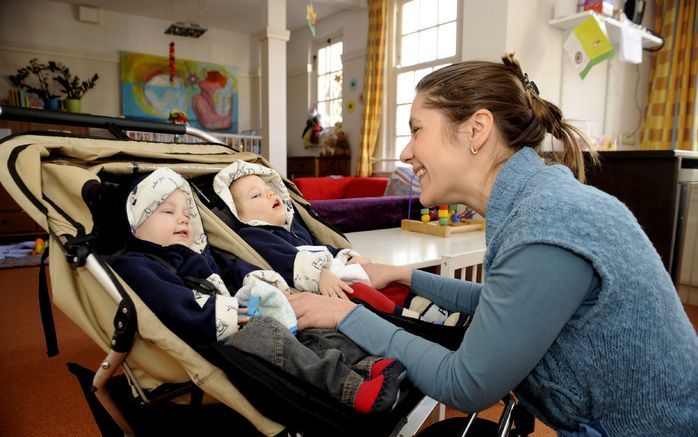 Marinelle Cools-Barbui begroet haar ernstig zieke zoontje Luca (l.) Samen met tweelingbroer Matteo verblijft Luca in kinderhospice Het Lindenhofje in Amsterdam. Foto's Paul Dijkstra