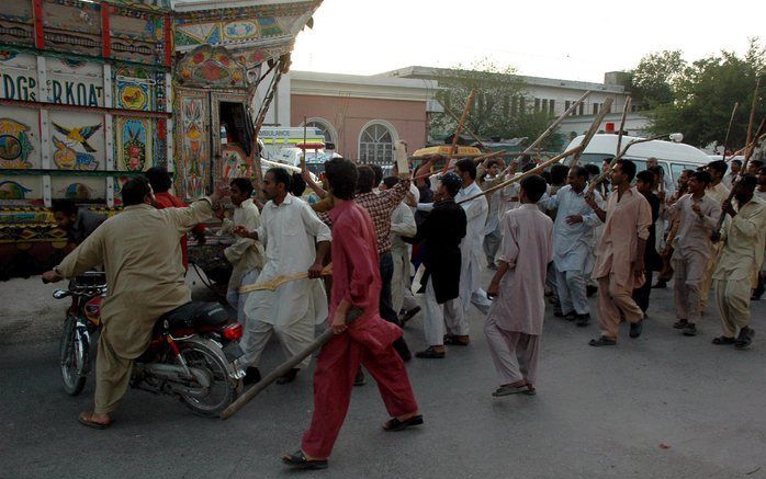 ISLAMABAD – Zeker 22 mensen hebben zondag het leven verloren, toen een man zich opblies bij de poort van een sjiitische moskee in het noorden van Pakistan. Tientallen anderen raakten gewond. Dat heeft een politiefunctionaris gezegd. Foto EPA