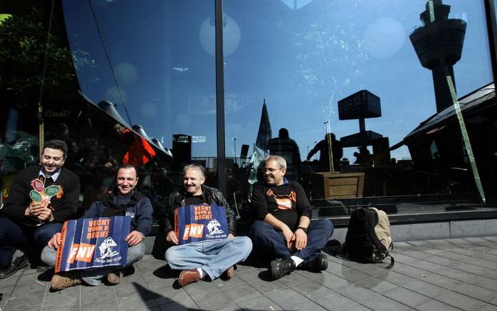 SCHIPHOL - Stakende schoonmakers dinsdag op Schiphol. Maandag voeren de schoonmakers opnieuw actie. Foto ANP