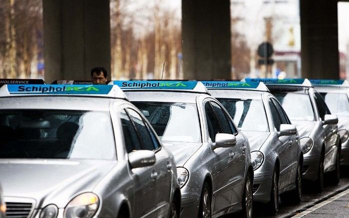 Bij de taxistandplaats voor het Centraal Station in Amsterdam lijken oude problemen weer de kop op te steken. Foto ANP