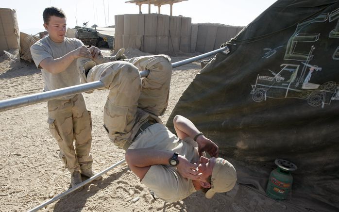 TARIN KOWT – Twee Nederlandse militairen op Kamp Holland bij Tarin Kowt in de Afghaanse provincie Uruzgan gebruiken hun vrije tijd om hun conditie op peil te houden. Op de achtergrond zijn de hesco’s te zien. Dat zijn met staal verstevigde zandzakken waar