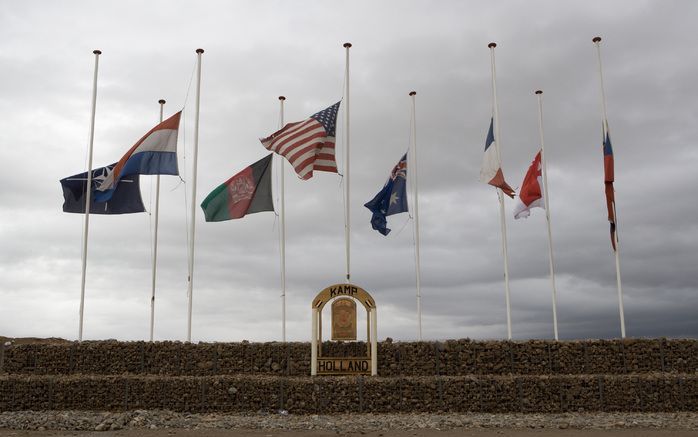 DEN HAAG - De vlaggen hangen halfstok in kamp Holland in Uruzgan. Foto ANP