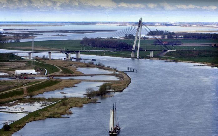 Het inzetten van de toekomstige bypass bij Kampen in geval van hoogwater is complex en kent grote faalkansen. Foto ANP